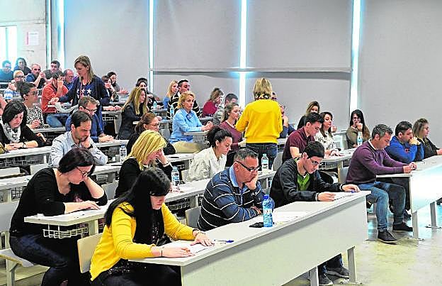 Aspirantes a una plaza de celador, ayer, en el campus de Espinardo. 