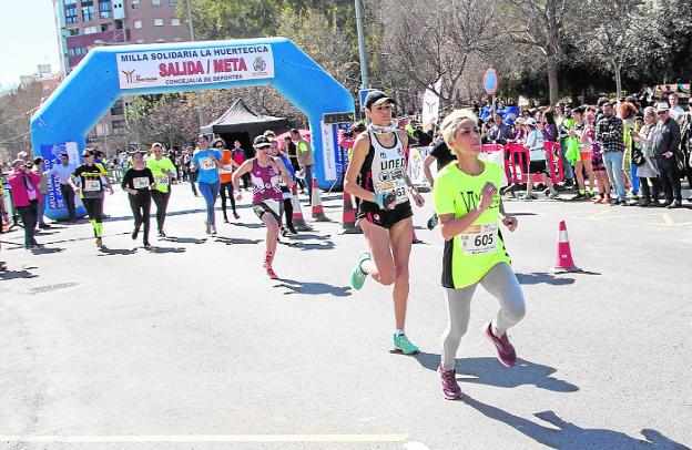 Un grupo de corredoras, durante la carrera popular, junto al Parque de Los Juncos. 