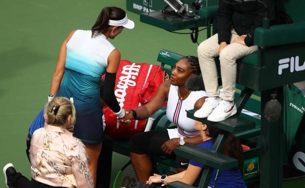 Garbiñe Muguruza saluda a Serena Williams después de que la estadounidense se retirara por problemas de respiración.