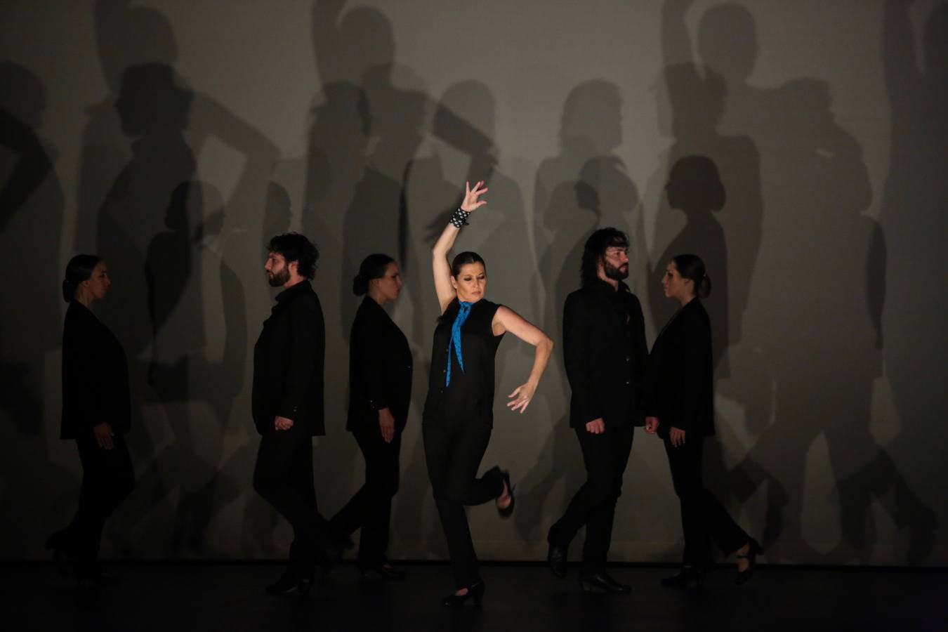 La bailaora española Sara Baras participa en el Flamenco Festival celebrado en el teatro New York City Center. Baras asegura que son los maestros como Paco de Lucía, Camarón o Carmen Amaya, a los que rinde homenaje en Nueva York con su espectáculo «Sombras», quienes «realmente han marcado un antes y un después» en el flamenco.