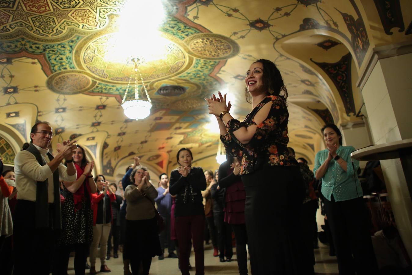 La bailaora española Sara Baras participa en el Flamenco Festival celebrado en el teatro New York City Center. Baras asegura que son los maestros como Paco de Lucía, Camarón o Carmen Amaya, a los que rinde homenaje en Nueva York con su espectáculo «Sombras», quienes «realmente han marcado un antes y un después» en el flamenco.