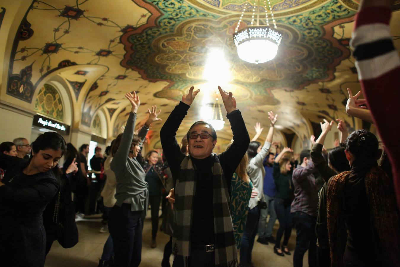 La bailaora española Sara Baras participa en el Flamenco Festival celebrado en el teatro New York City Center. Baras asegura que son los maestros como Paco de Lucía, Camarón o Carmen Amaya, a los que rinde homenaje en Nueva York con su espectáculo «Sombras», quienes «realmente han marcado un antes y un después» en el flamenco.