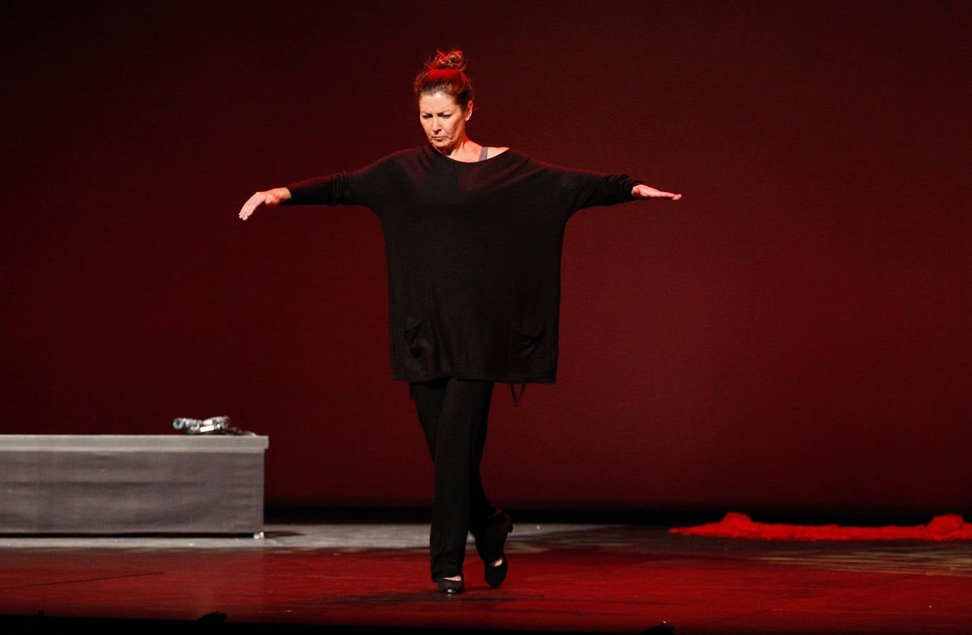 La bailaora española Sara Baras participa en el Flamenco Festival celebrado en el teatro New York City Center. Baras asegura que son los maestros como Paco de Lucía, Camarón o Carmen Amaya, a los que rinde homenaje en Nueva York con su espectáculo «Sombras», quienes «realmente han marcado un antes y un después» en el flamenco.