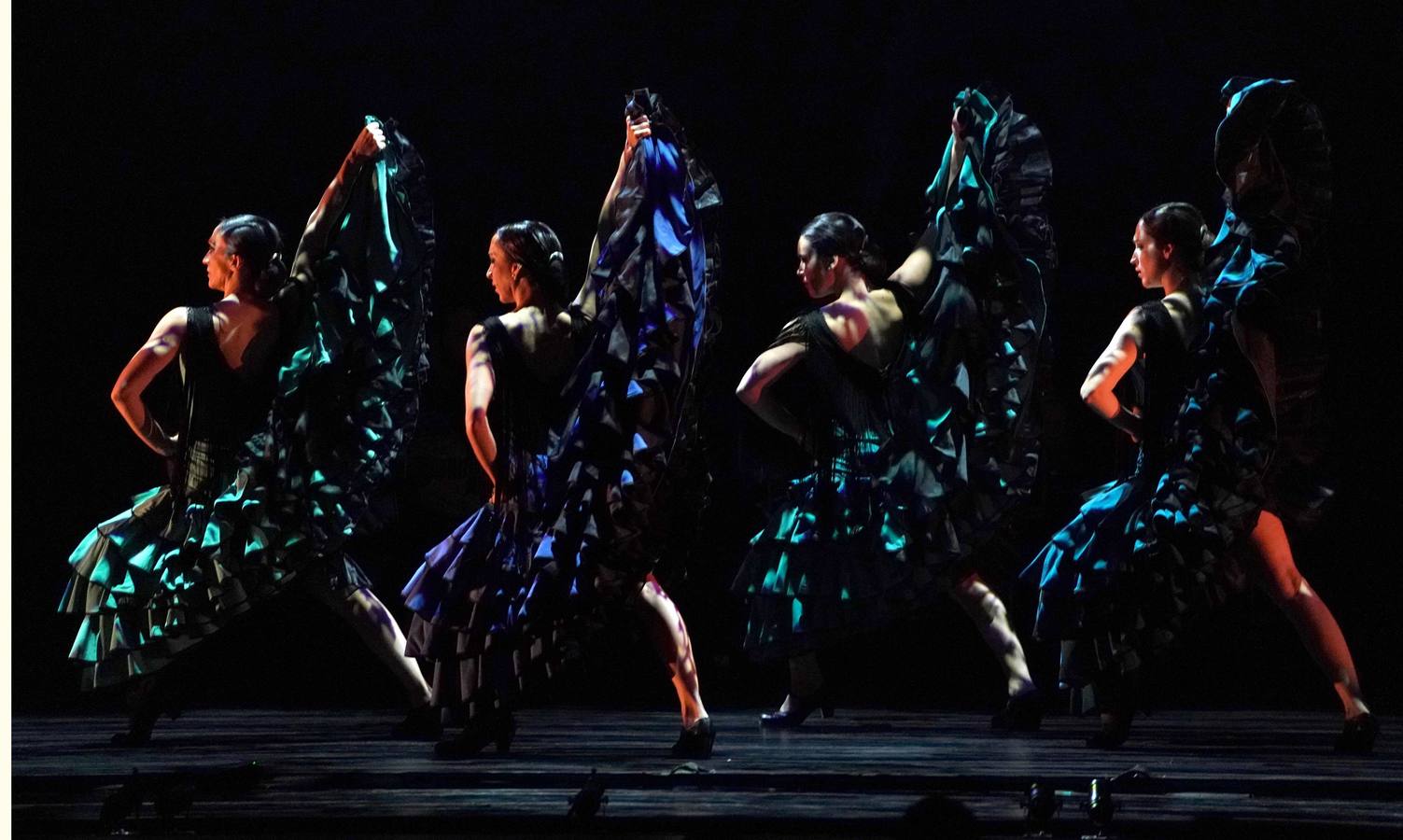 La bailaora española Sara Baras participa en el Flamenco Festival celebrado en el teatro New York City Center. Baras asegura que son los maestros como Paco de Lucía, Camarón o Carmen Amaya, a los que rinde homenaje en Nueva York con su espectáculo «Sombras», quienes «realmente han marcado un antes y un después» en el flamenco.