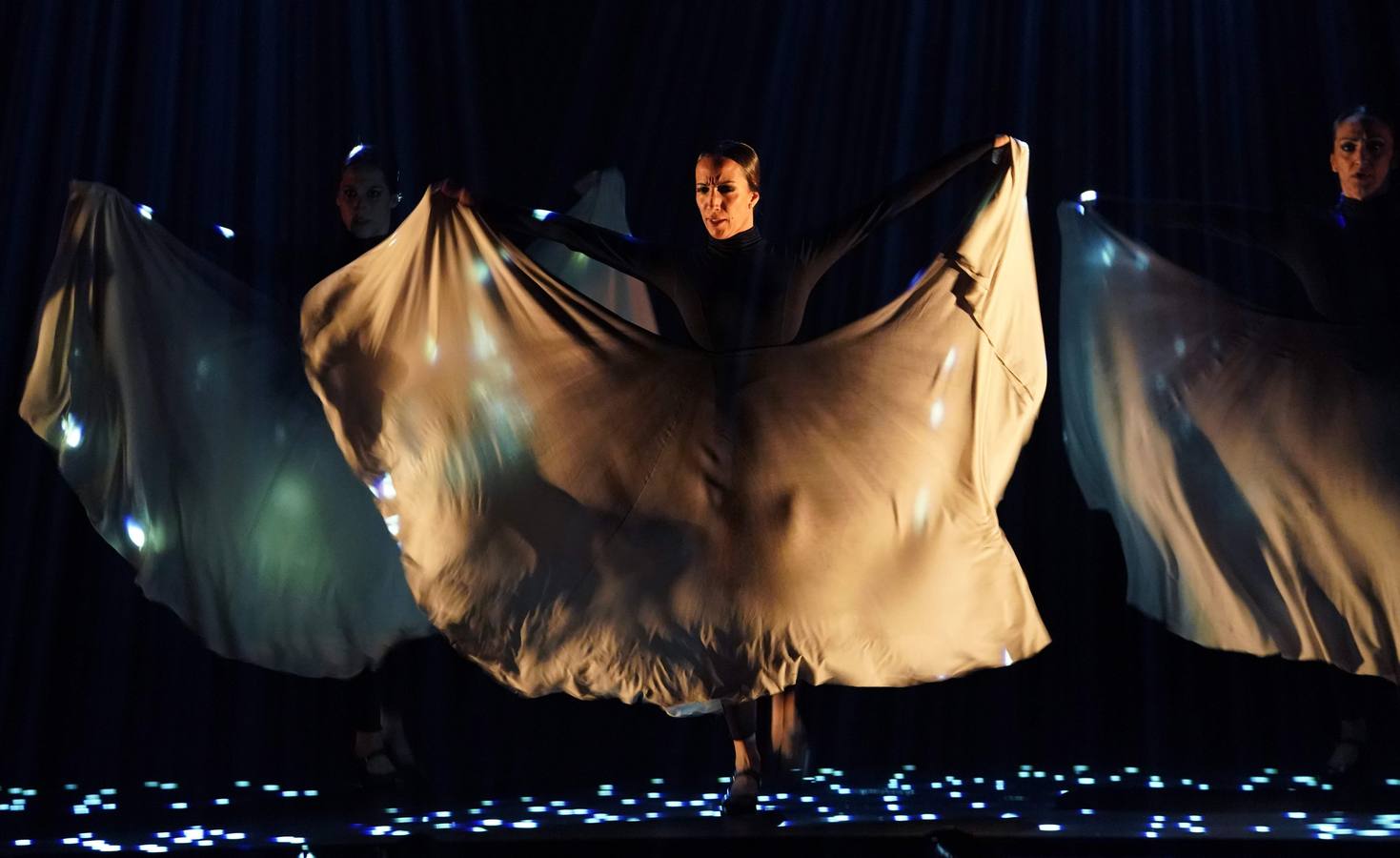 La bailaora española Sara Baras participa en el Flamenco Festival celebrado en el teatro New York City Center. Baras asegura que son los maestros como Paco de Lucía, Camarón o Carmen Amaya, a los que rinde homenaje en Nueva York con su espectáculo «Sombras», quienes «realmente han marcado un antes y un después» en el flamenco.