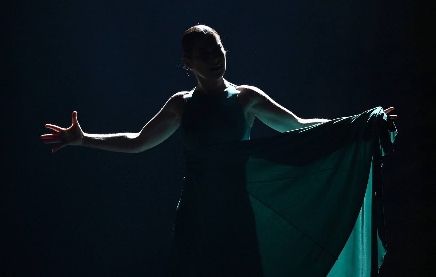 La bailaora española Sara Baras participa en el Flamenco Festival celebrado en el teatro New York City Center. Baras asegura que son los maestros como Paco de Lucía, Camarón o Carmen Amaya, a los que rinde homenaje en Nueva York con su espectáculo «Sombras», quienes «realmente han marcado un antes y un después» en el flamenco.