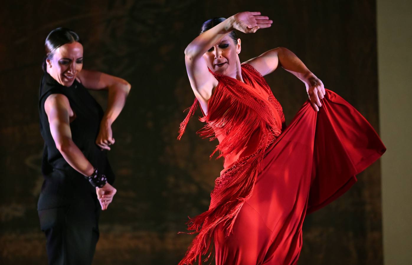 La bailaora española Sara Baras participa en el Flamenco Festival celebrado en el teatro New York City Center. Baras asegura que son los maestros como Paco de Lucía, Camarón o Carmen Amaya, a los que rinde homenaje en Nueva York con su espectáculo «Sombras», quienes «realmente han marcado un antes y un después» en el flamenco.