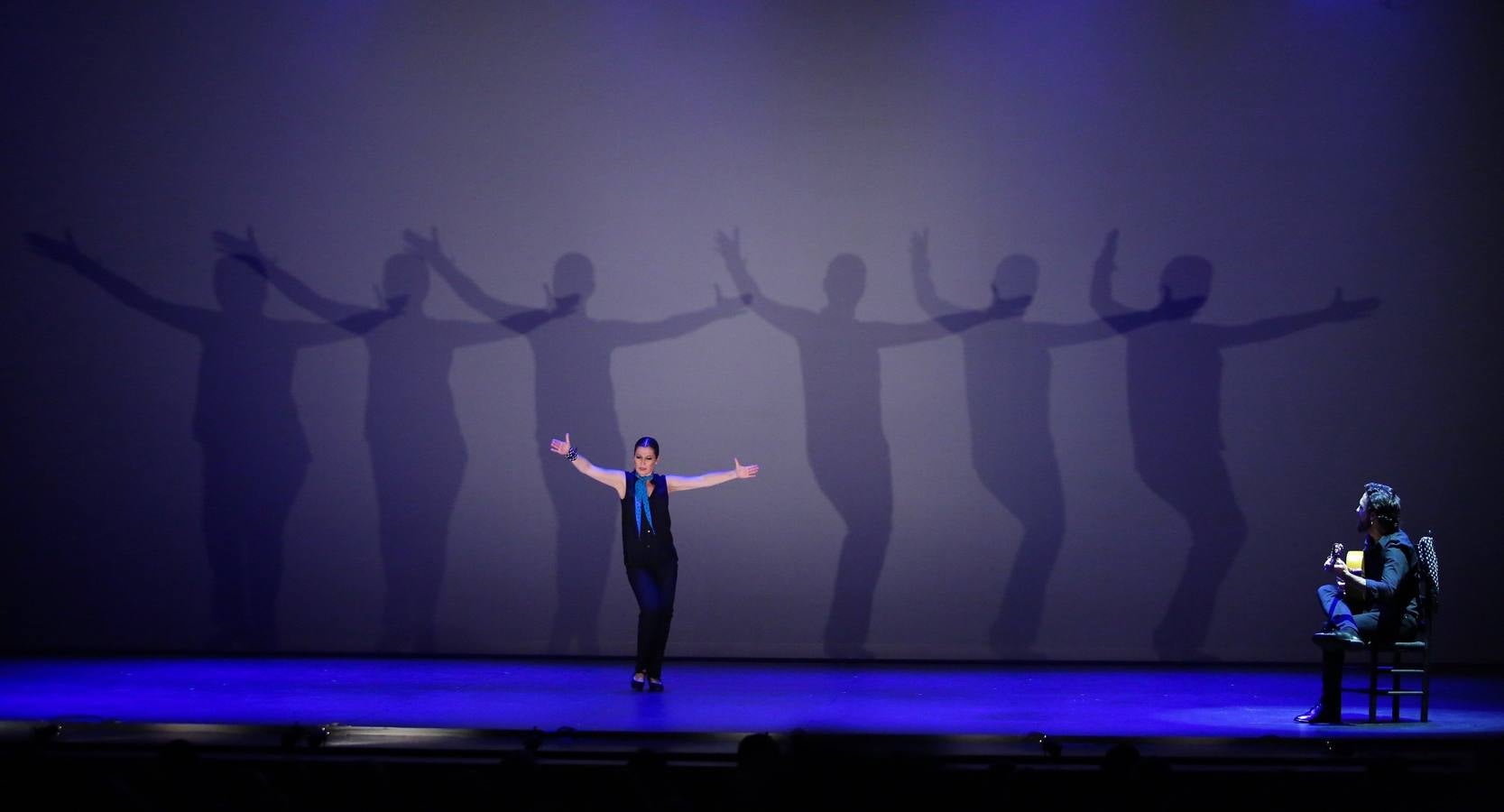 La bailaora española Sara Baras participa en el Flamenco Festival celebrado en el teatro New York City Center. Baras asegura que son los maestros como Paco de Lucía, Camarón o Carmen Amaya, a los que rinde homenaje en Nueva York con su espectáculo «Sombras», quienes «realmente han marcado un antes y un después» en el flamenco.