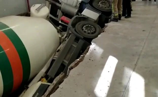 Cede el suelo y se hunde una hormigonera en el parking de un supermercado en Beniaján