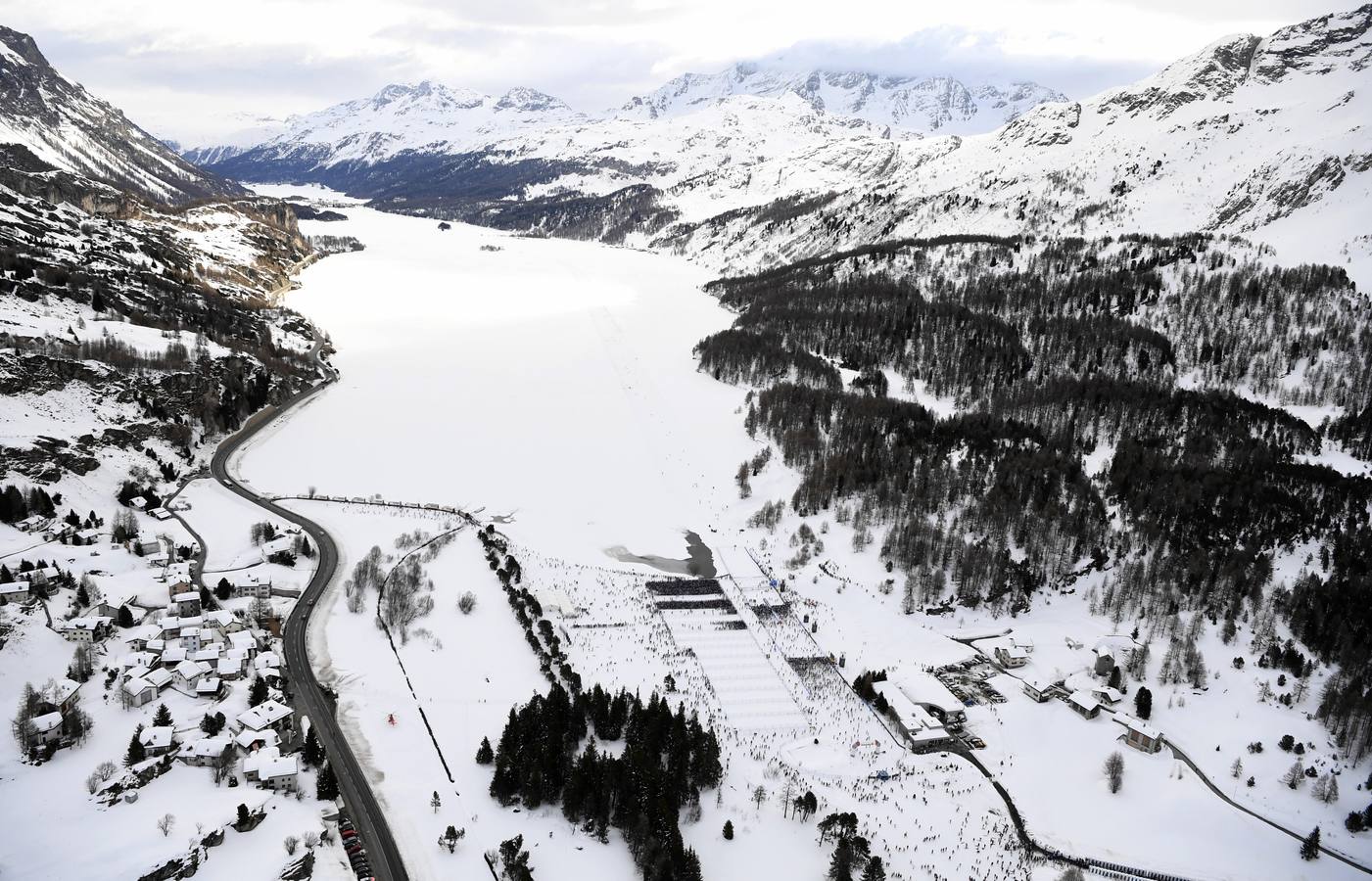 Los atletas compiten en el camino de Maloya a S-Chanf durante la 51 Maratón Anual de Esquí de Engadin en Sils, Suiza.