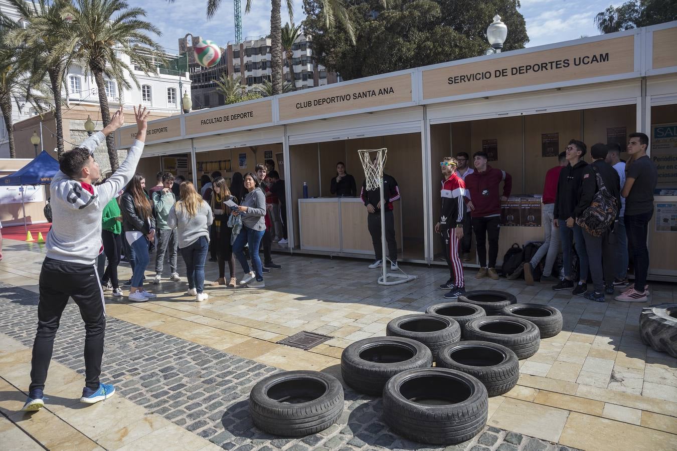 El consejero de Salud, Manuel Villegas, y el presidente de la UCAM, José Luis Mendoza inauguraron este lunes la Feria de Salud y Deporte que organiza la universidad en la Plaza Héroes de Cavite para promocionar hábitos de vida saludables como medio preventivo y también sus estudios sanitarios.