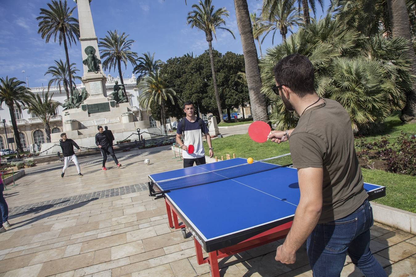 El consejero de Salud, Manuel Villegas, y el presidente de la UCAM, José Luis Mendoza inauguraron este lunes la Feria de Salud y Deporte que organiza la universidad en la Plaza Héroes de Cavite para promocionar hábitos de vida saludables como medio preventivo y también sus estudios sanitarios.