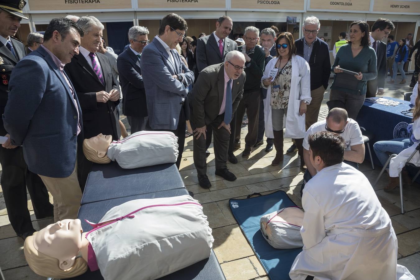 El consejero de Salud, Manuel Villegas, y el presidente de la UCAM, José Luis Mendoza inauguraron este lunes la Feria de Salud y Deporte que organiza la universidad en la Plaza Héroes de Cavite para promocionar hábitos de vida saludables como medio preventivo y también sus estudios sanitarios.