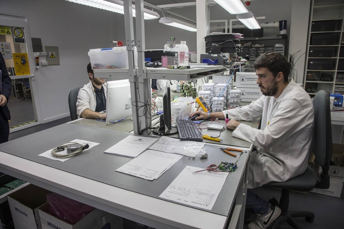 El sector de la tecnología agrícola aglutina en la Región a unas 200 empresas que facturan unos 750 millones de euros y emplean a unos 2.000 trabajadores. Así lo destacó este martes el consejero de Empleo, Universidades, Empresa y Medio Ambiente, Javier Celdrán, en su visita a la firma Nutricontrol, especializada en la fabricación de equipos de control de riego.