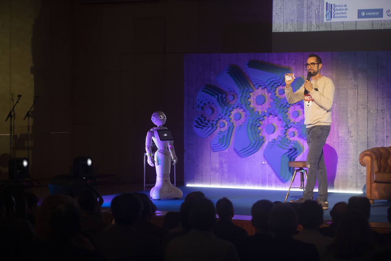 Copresentado por el robot Pepper y el humorista Chema Ruiz a la cita asistieron Juan José Ruiz y Adolfo Soengas, directores de I+D+i y de Tecnología de Grupo Aldesa. Ambos explicaron las expectativas y las implicaciones del llamado internet de las cosas (IoT). Como ejemplo, utilizaron un dispositivo que monitoriza un cruce a distancia, a través de una aplicación.