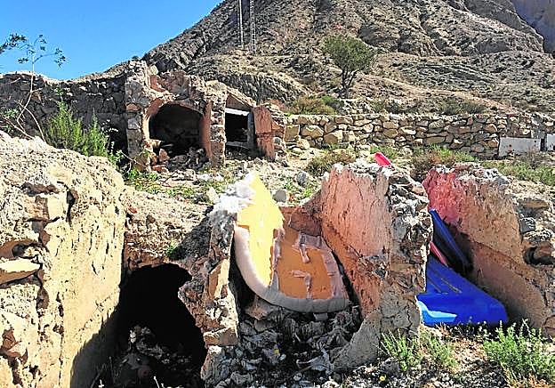 Basuras y colchones en el antiguo cementerio municipal. 