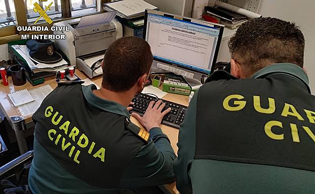Dos agentes de la Benemérita trabajan en la investigación.