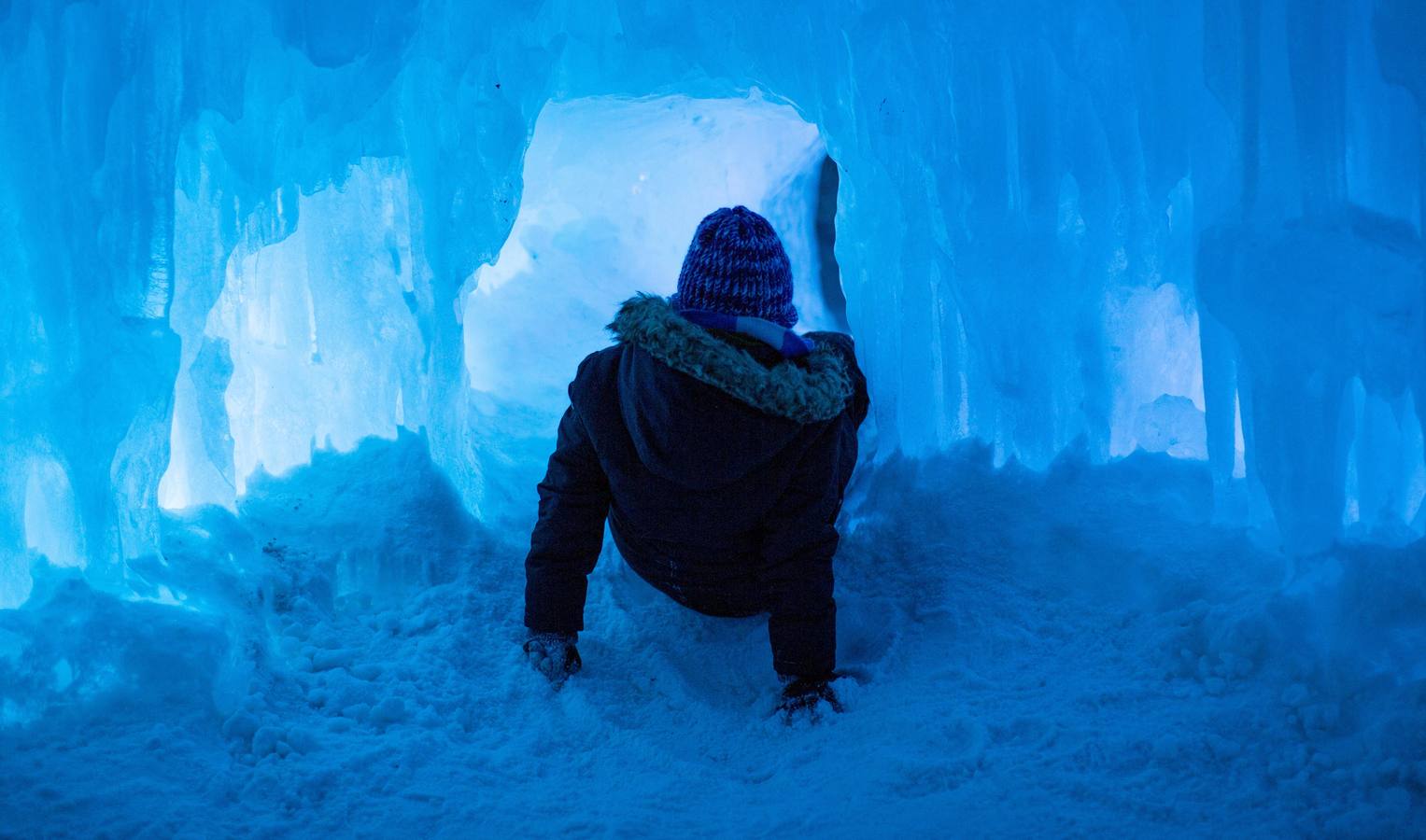 Vista del interior del castillo de hielo en North Woodstock, New Hampshire (EE.UU.). El castillo de hielo, iluminado con colores, requiere seis meses de preparación y es uno de los seis lugares en los Estados Unidos administrados por la compañía de Utah, Ice Castles.