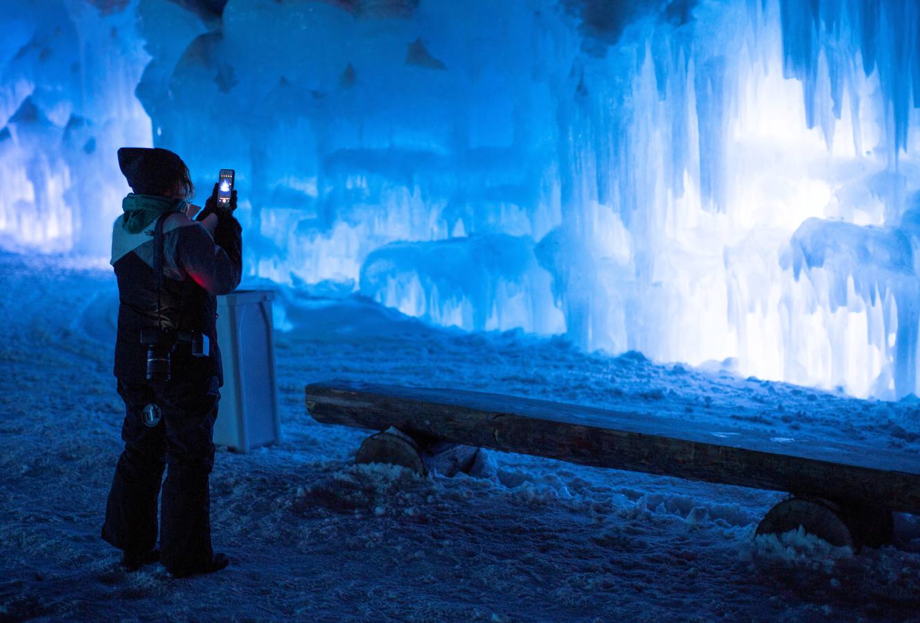 Vista del interior del castillo de hielo en North Woodstock, New Hampshire (EE.UU.). El castillo de hielo, iluminado con colores, requiere seis meses de preparación y es uno de los seis lugares en los Estados Unidos administrados por la compañía de Utah, Ice Castles.