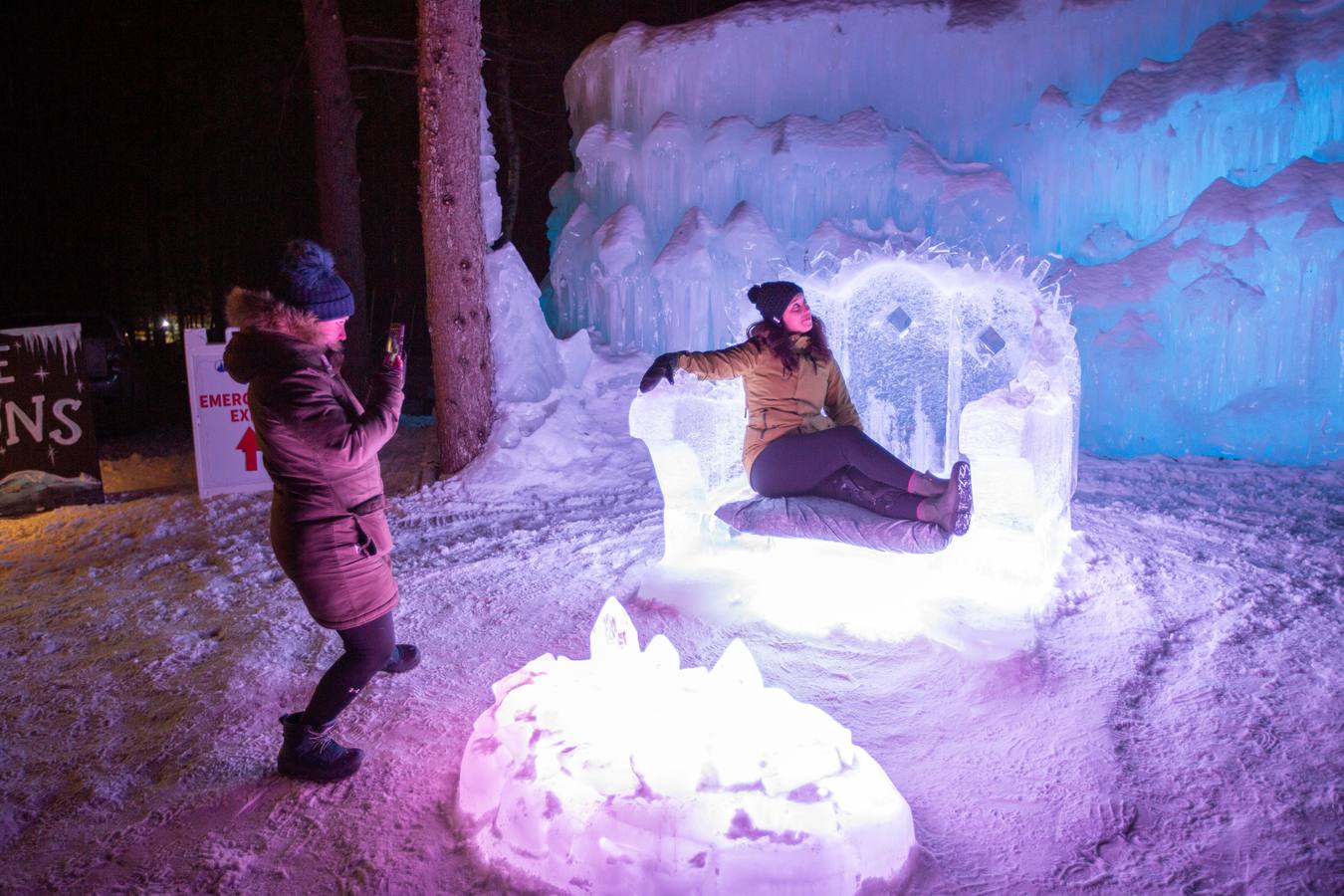 Vista del interior del castillo de hielo en North Woodstock, New Hampshire (EE.UU.). El castillo de hielo, iluminado con colores, requiere seis meses de preparación y es uno de los seis lugares en los Estados Unidos administrados por la compañía de Utah, Ice Castles.