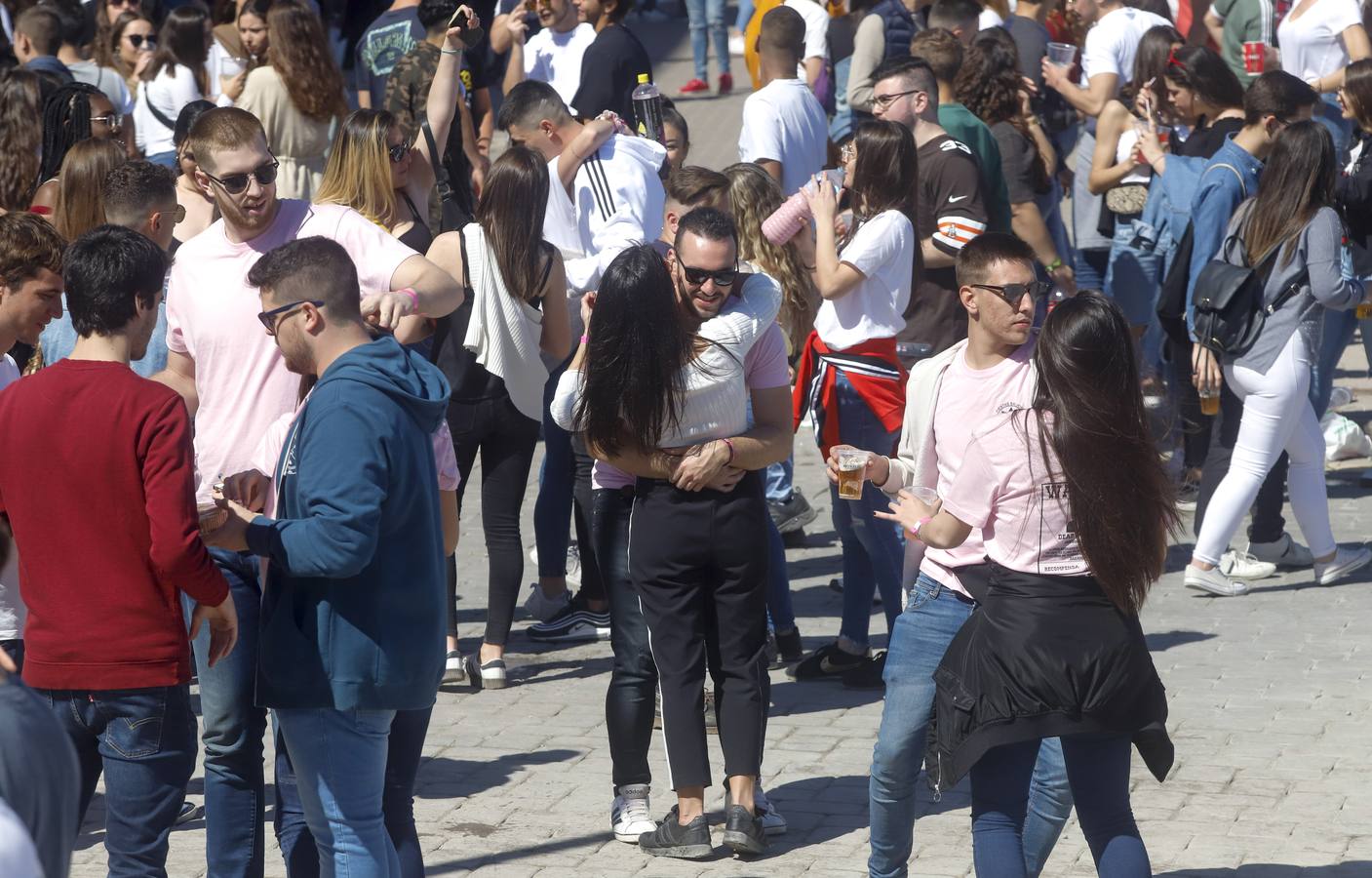 Universitarios de Industriales y 'Teleco' celebran San José en el campus, que instala un punto violeta contra las agresiones sexuales. Cocineros de la empresa El Tirol reparten platos de arroz