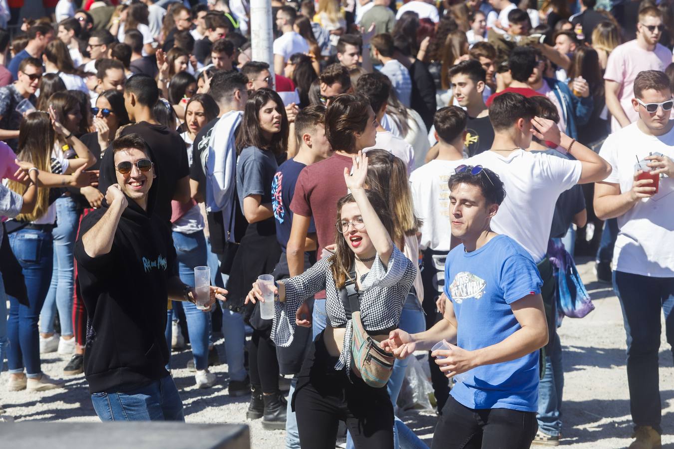 Universitarios de Industriales y 'Teleco' celebran San José en el campus, que instala un punto violeta contra las agresiones sexuales. Cocineros de la empresa El Tirol reparten platos de arroz