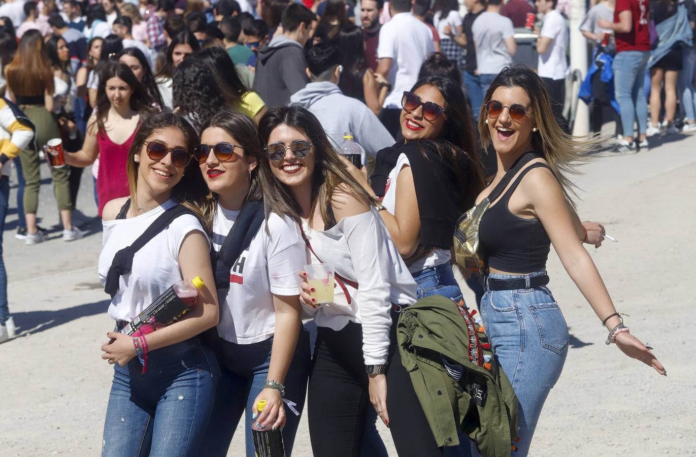 Universitarios de Industriales y 'Teleco' celebran San José en el campus, que instala un punto violeta contra las agresiones sexuales. Cocineros de la empresa El Tirol reparten platos de arroz