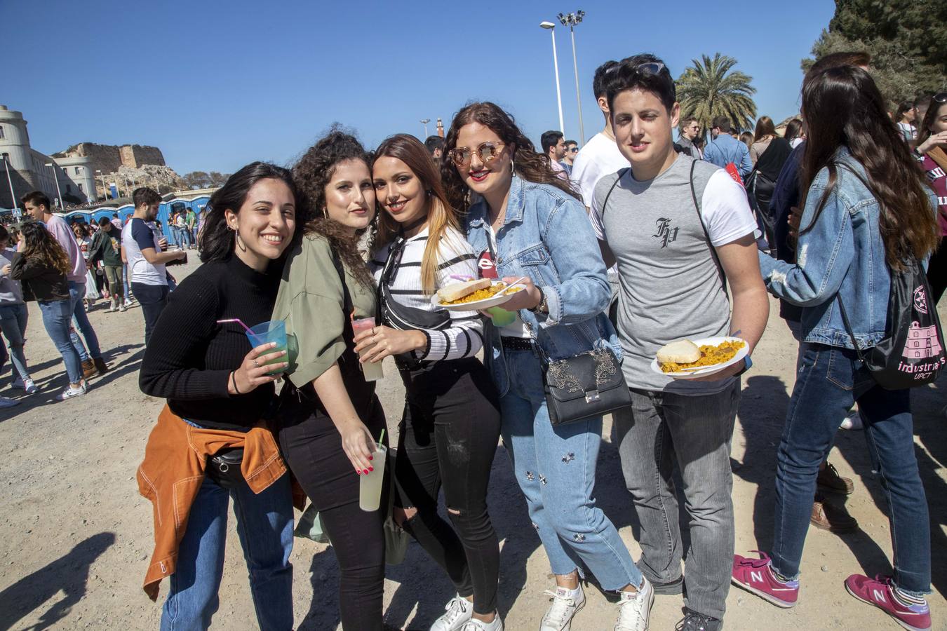Universitarios de Industriales y 'Teleco' celebran San José en el campus, que instala un punto violeta contra las agresiones sexuales. Cocineros de la empresa El Tirol reparten platos de arroz
