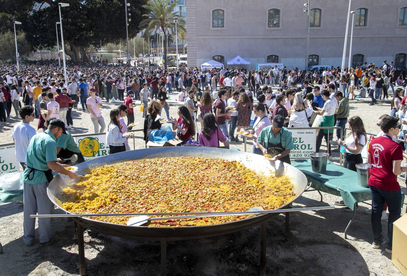 Universitarios de Industriales y 'Teleco' celebran San José en el campus, que instala un punto violeta contra las agresiones sexuales. Cocineros de la empresa El Tirol reparten platos de arroz