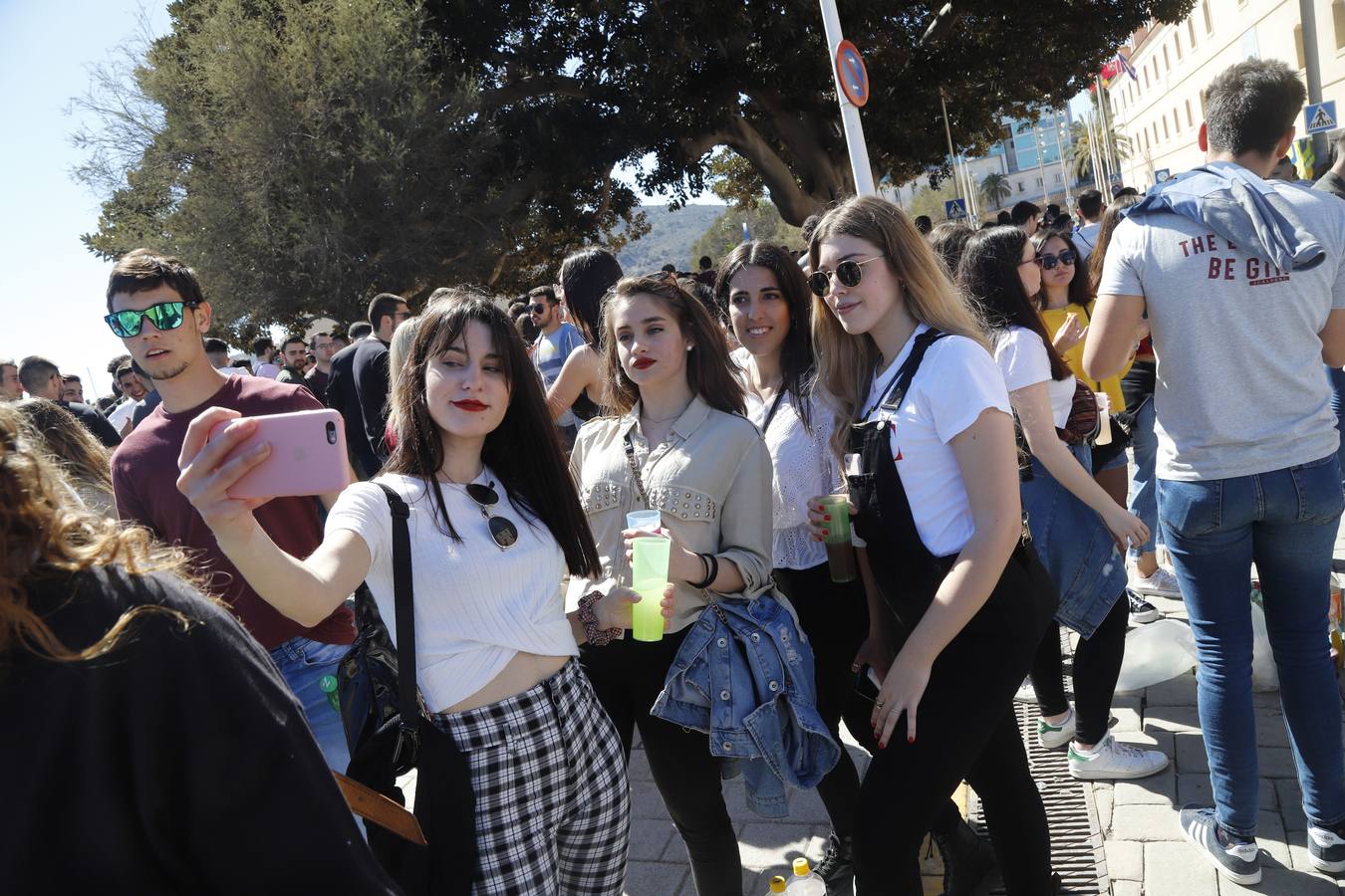 Universitarios de Industriales y 'Teleco' celebran San José en el campus, que instala un punto violeta contra las agresiones sexuales. Cocineros de la empresa El Tirol reparten platos de arroz