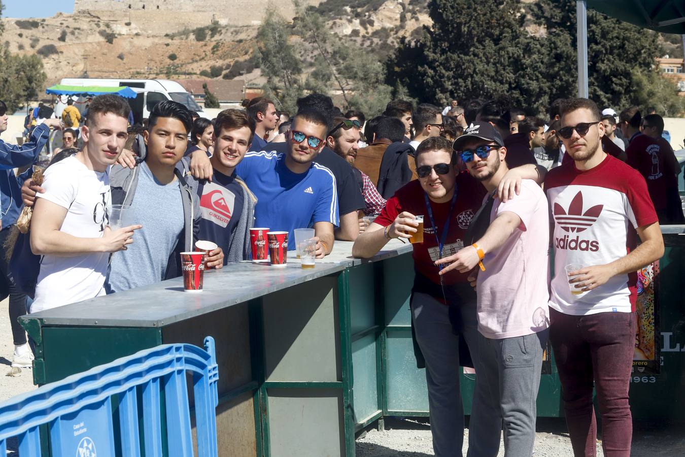 Universitarios de Industriales y 'Teleco' celebran San José en el campus, que instala un punto violeta contra las agresiones sexuales. Cocineros de la empresa El Tirol reparten platos de arroz
