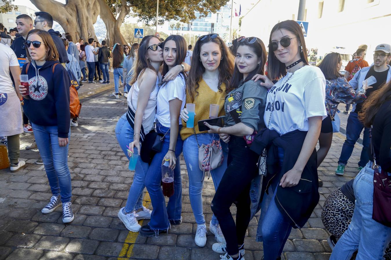 Universitarios de Industriales y 'Teleco' celebran San José en el campus, que instala un punto violeta contra las agresiones sexuales. Cocineros de la empresa El Tirol reparten platos de arroz