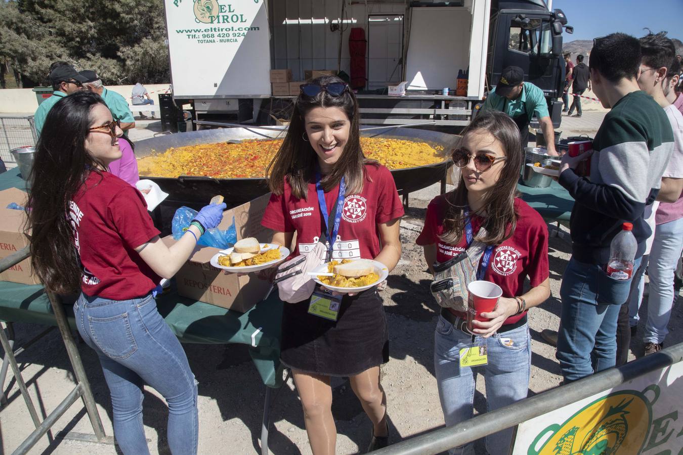 Universitarios de Industriales y 'Teleco' celebran San José en el campus, que instala un punto violeta contra las agresiones sexuales. Cocineros de la empresa El Tirol reparten platos de arroz