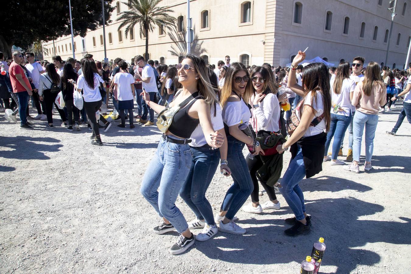 Universitarios de Industriales y 'Teleco' celebran San José en el campus, que instala un punto violeta contra las agresiones sexuales. Cocineros de la empresa El Tirol reparten platos de arroz