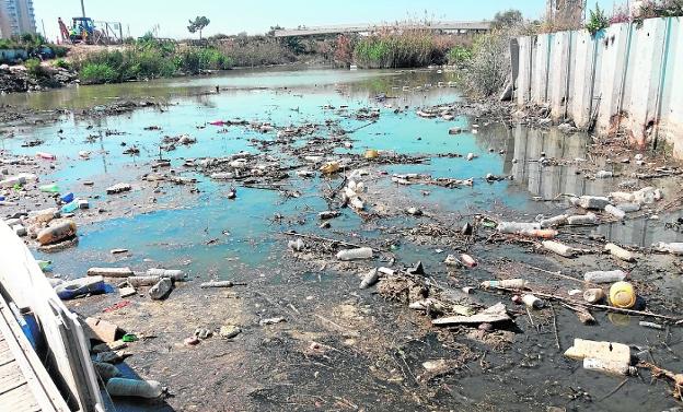 Arriba, estado actual del cauce. A la derecha, cómo quedó tras limpiar la CHS el río.