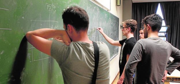 Alumnos de la Facultad de Matemáticas, ayer, participan en las pruebas de cálculo. 