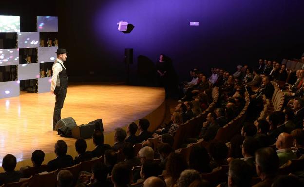 El actor y humorista Alex O'Dogherty cautivó al público asistente al evento.