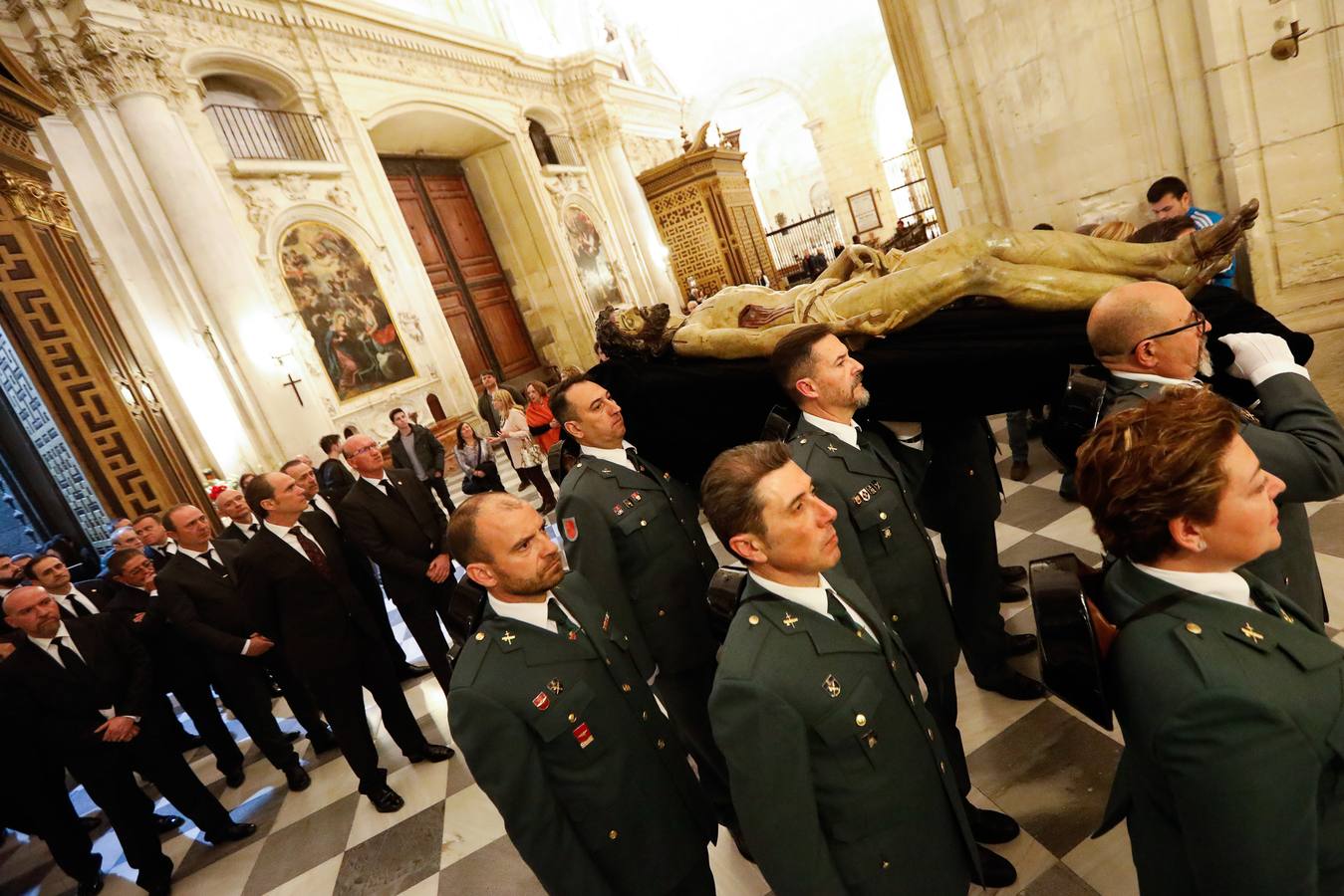 El silencio y la solemnidad se impusieron en la plaza de Belluga para recibir al Cristo Yacente, que fue trasladado desde la iglesia de San Juan de Dios hasta la Catedral 