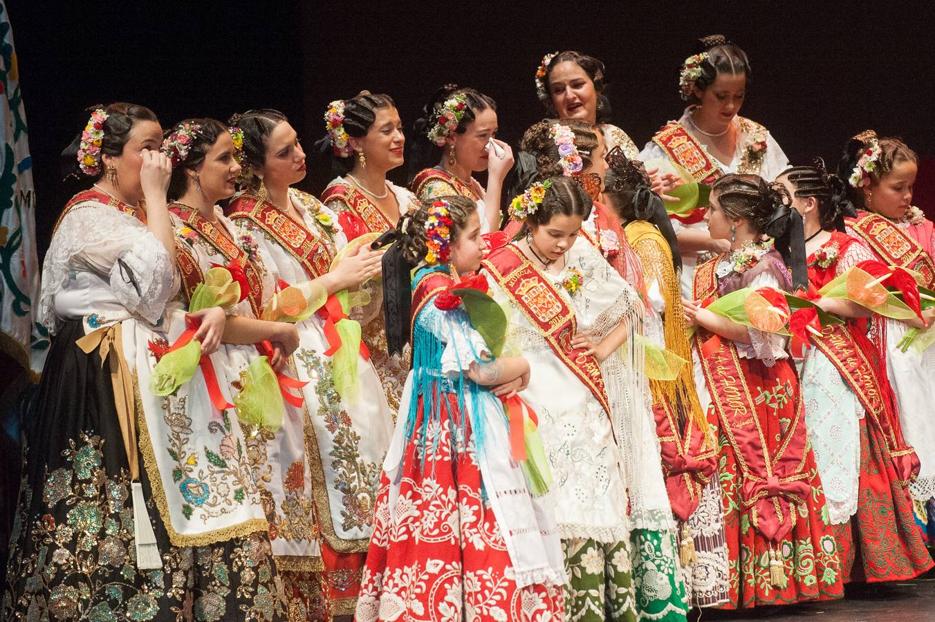 El Teatro Romea se llenó de emoción y alguna lágrima durante la gala 'Un año de Reinado', en la que las Reinas de la Huerta Mayor e infantil de 2018 y sus cortes de honor recibieron el agradecimiento y los obsequios de recuerdo.