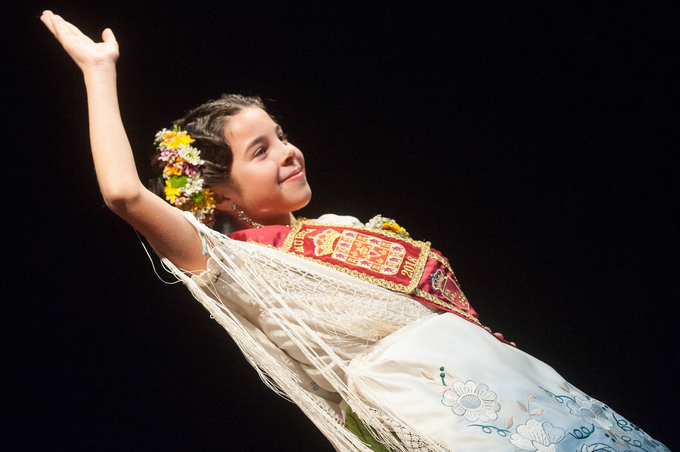 El Teatro Romea se llenó de emoción y alguna lágrima durante la gala 'Un año de Reinado', en la que las Reinas de la Huerta Mayor e infantil de 2018 y sus cortes de honor recibieron el agradecimiento y los obsequios de recuerdo.