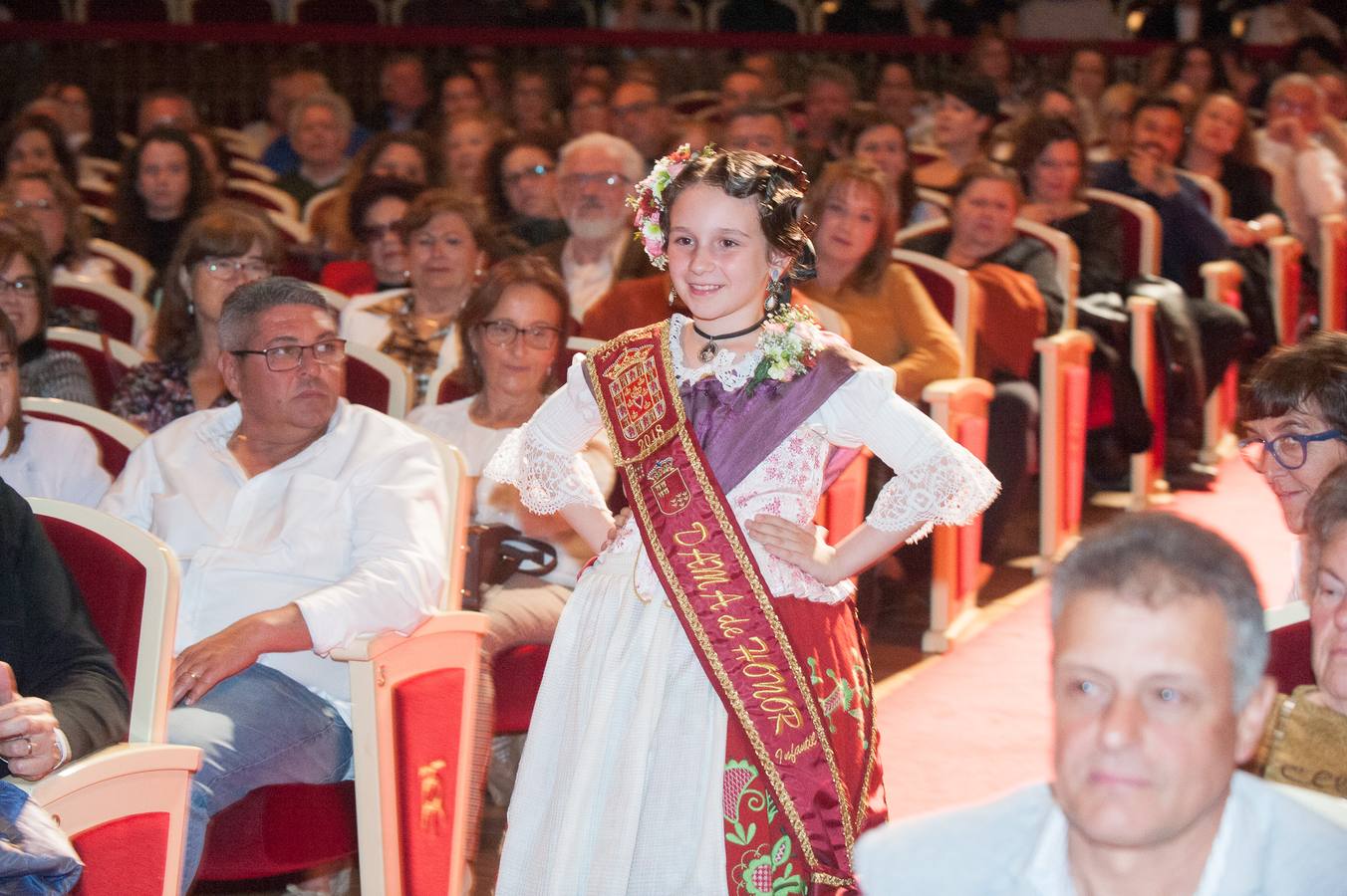 El Teatro Romea se llenó de emoción y alguna lágrima durante la gala 'Un año de Reinado', en la que las Reinas de la Huerta Mayor e infantil de 2018 y sus cortes de honor recibieron el agradecimiento y los obsequios de recuerdo.