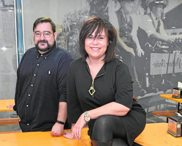 Tonny Serrano y Claudia Orellana dan forma a Son Buenos. 