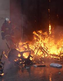 Imagen secundaria 2 - La violencia vuelve a París cuando los &#039;chalecos amarillos&#039; cumplen cuatro meses