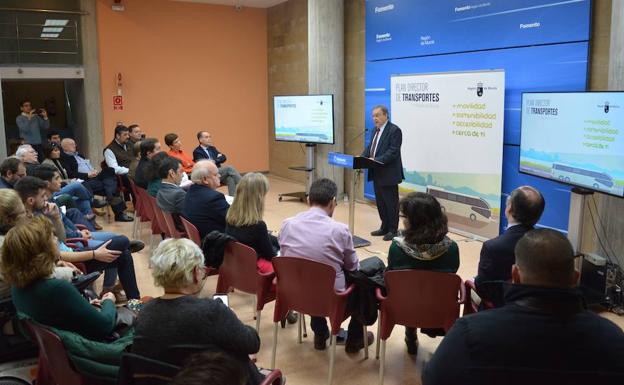 El consejero Patricio Valverde, el pasado febrero, durante la presentación de las propuestas.