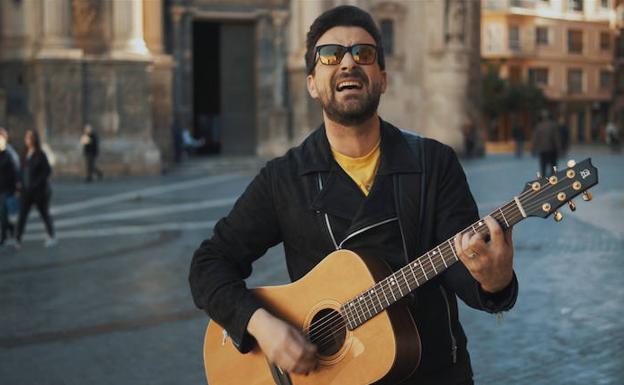 Imagen principal - Diego Cantero de Funambulista, la banda MClan en un concierto y Miguel Huracán Bañón.