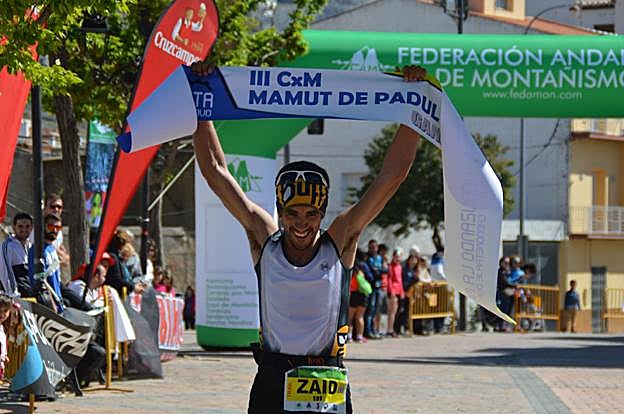 Zaid Ait Malek celebra su triunfo en la carrera de montaña del Mamut de Padul . 