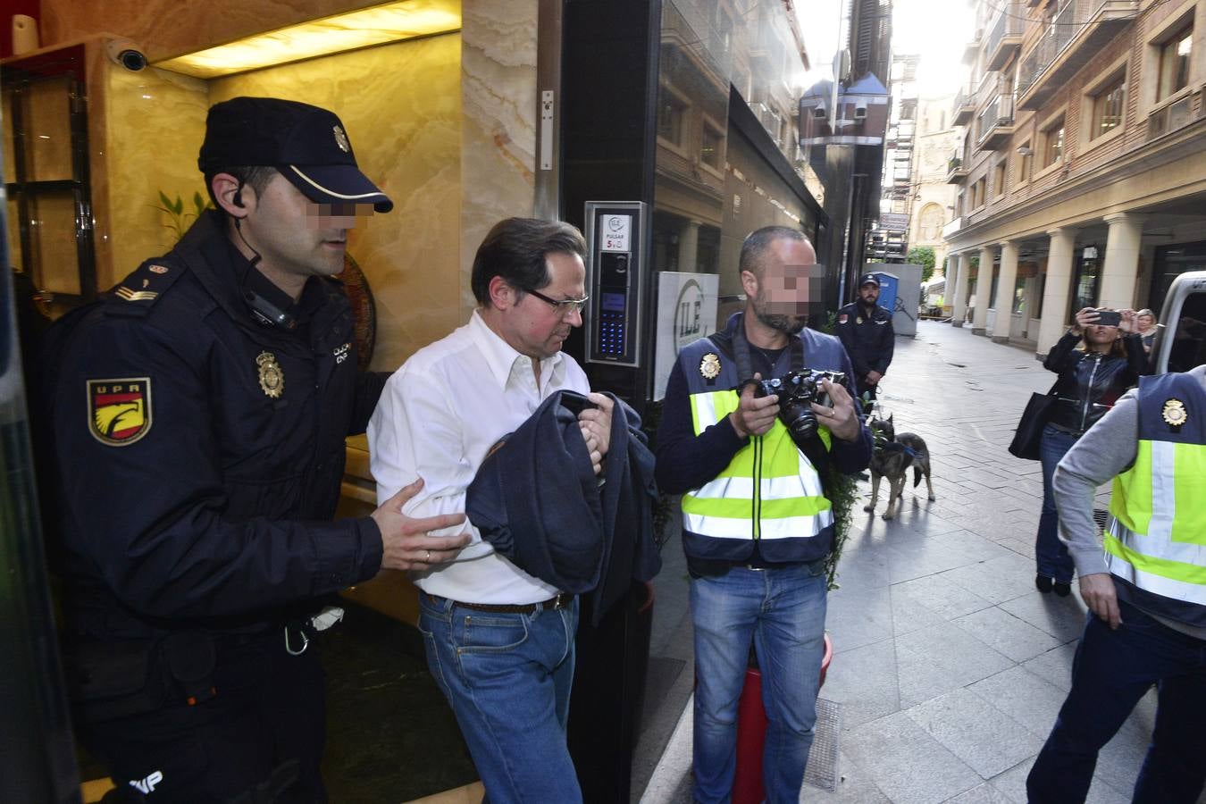 La Policía imputa a los tres arrestados delitos de coacciones, detención ilegal, apropiación indebida, estafa e intrusismo, lesiones, trato degradante, organización criminal, delito contra la salud pública, contra los derechos de los trabajadores y de robo con violencia