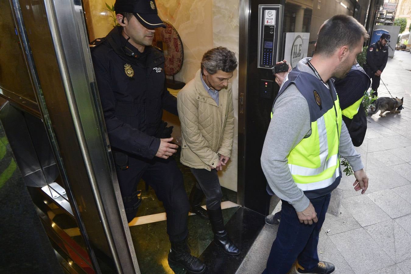 La Policía imputa a los tres arrestados delitos de coacciones, detención ilegal, apropiación indebida, estafa e intrusismo, lesiones, trato degradante, organización criminal, delito contra la salud pública, contra los derechos de los trabajadores y de robo con violencia