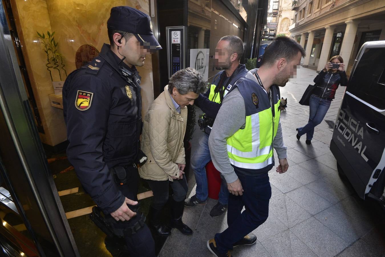 La Policía imputa a los tres arrestados delitos de coacciones, detención ilegal, apropiación indebida, estafa e intrusismo, lesiones, trato degradante, organización criminal, delito contra la salud pública, contra los derechos de los trabajadores y de robo con violencia