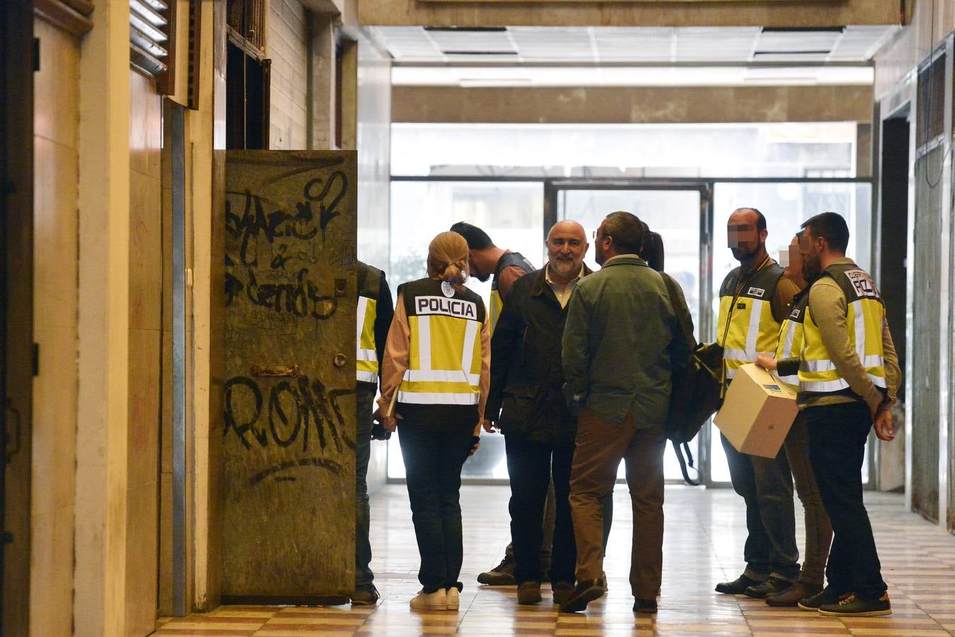 La Policía imputa a los tres arrestados delitos de coacciones, detención ilegal, apropiación indebida, estafa e intrusismo, lesiones, trato degradante, organización criminal, delito contra la salud pública, contra los derechos de los trabajadores y de robo con violencia
